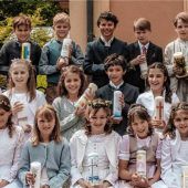 28 Mädchen und Jungen erhalten in der Kirche Heilige Dreifaltigkeit die Erstkommunion