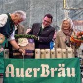 Mit nur drei Schlägen das erste Fass in Großkarolinenfeld angezapft