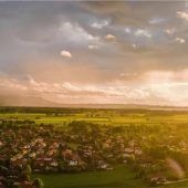 Wolken, Sonnenstrahlen und Regentropfen bescheren den Menschen in der Region magische Momente
