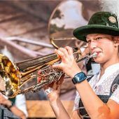 Festlicher Auftakt mit Taktstock und Bierkrugstemmen beim Rohrdorfer Musikfest