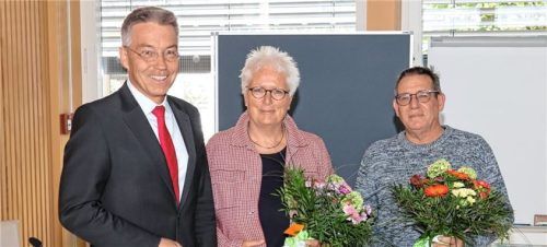 Ab Juni übernimmt Ute Wilhelmi das Amt für die Belange von Senioren. Eingerahmt wird sie von Landrat Otto Lederer (links) und Vorgänger Thomas Waldvogel.Foto Landratsamt