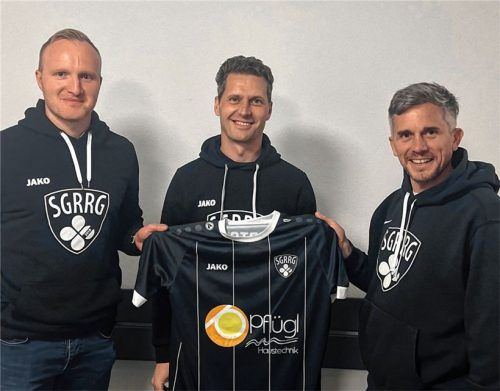 Abteilungsleiter Stefan Sperr (Mitte) mit dem zukünftigen Chefcoach Manuel Neubauer (rechts) und dem spielenden Co-Trainer Albert Schaberl.Foto SG RRG