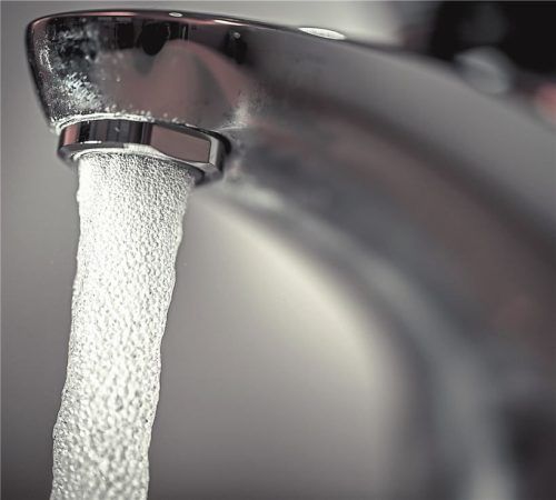 Achtung, Keime: Stand das Wasser länger als drei bis sieben Tage still, sollte man Kalt- und Warmwasser mindestens fünf Minuten laufenlassen. Foto Felix Kästle/dpa