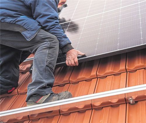 Alles auf einer Fläche: Die einzelnen Module der PV-Anlage sollten eng nebeneinander montiert werden. Foto Florian Schuh/dpa