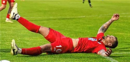 Am Boden: Traunsteins Offensivspieler Sascha Marinkovic musste nach wenigen Minuten wieder raus.Foto Hans Weitz