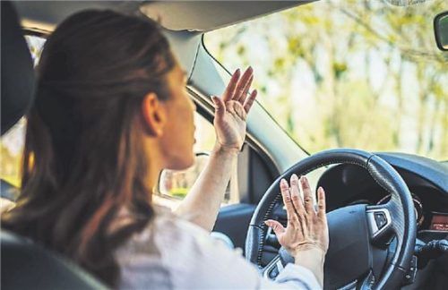 Am Steuer Lärm vermeiden: Hupen ist nur in ganz wenigen Fällen tatsächlich erlaubt. Foto imago