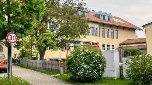 An der Grundschule Söchtenau steht schon ein Tempo-30-Schild. Anwohner des Wohngebiets Alte Römerstraße hatten die Einführung einer Tempo-30-Zone im Bereich Schulstraße, Alte Römerstraße, Lärchenweg und Birkenweg gefordert. Foto Kirchner