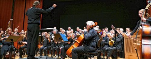 Andreas Penninger leitete inspirierend Chor und Orchester der Innphilharmonie Rosenheim.Fotos janka
