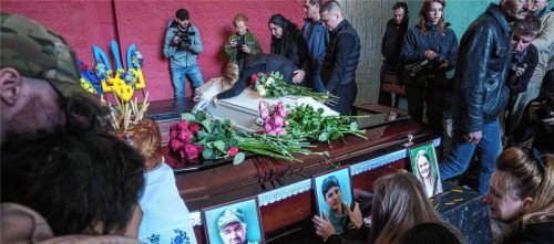 Angehörige weinen neben den Särgen des 17-jährigen Teenagers Danylo Khudia und seiner Eltern Viktoria und Oleh Khudia, die bei einem russischen Angriff auf ein Wohnviertel am 24. April getötet wurden, während einer Abschiedszeremonie im Krematorium.Foto DPA