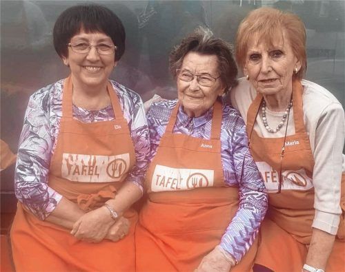 Anna Gerber (Mitte) mit ihren Mädels Ella Helm (links) und Maria Weber. Die beiden sind ebenfalls schon lange bei der Tafel. Foto Privat