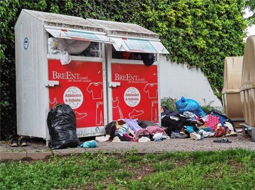 Auch die Altkleider-Container an der Wertstoffinsel Überfuhrstraße quellen über. Foto Weinfurtner