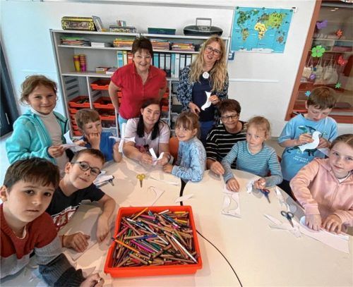 Auch Kinder, die die Mittagsbetreuung der Georgs-Schule besuchen, haben unter Anleitung von Elke Netscher (hinten links) und ihrem Team fleißig mitgebastelt. Foto kotter