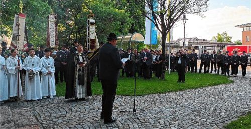 Auf dem Platz vor der Kirche wurde mahnend an die damaligen Geschehnisse erinnert. Fotos Re
