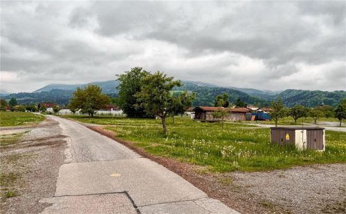 Auf diesem Gelände ist das neue Wellnesshotel geplant. Bislang findet dort unter anderem der Bad Feilnbacher Apfelmarkt statt. Foto  Kriechbaumer