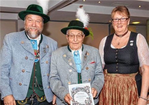 Auf eine ebenfalls 70-jährige Mitgliedschaft im Trachtenverein Pang kann Peter Märzendorfer aus Westerndorf am Wasen (Mitte) zurückblicken. Auch er wurde von Franz Haigermoser und Manuela Hehensteiger beglückwünscht und mit einer Urkunde ausgezeichnet.Fotos Aerzbäck