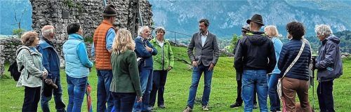 Auf geschichtlichen Spuren unterwegs: Oberaudorfs Bürgermeister Dr. Matthias Bernhardt (Mitte) und Michael Steigenberger (links daneben), stellvertretender Vorsitzender des Historischen Vereins, führen eine große Gruppe geschichtsinteressierter Wanderer über den neuen Geschichtsweg zur Burgruine Auerburg.Foto Steigenberger