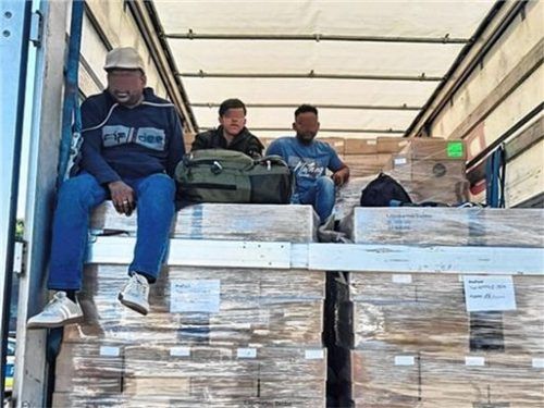 Auf Paletten über die Grenze: Zwei Migranten aus Sri Lanka (39 und 43 Jahre) und ein jugendlicher Afghane (16) reisten in diesem Lkw ein.Foto Bundesgrenzpolizei