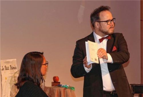 Auf wundersame Weise verändert Max Schneider den Buchinhalt Foto Thomas Schwitteck