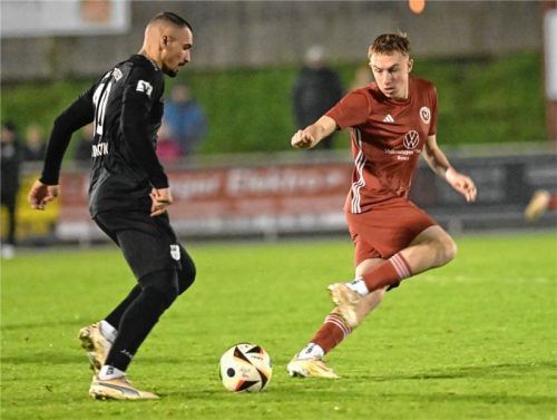 Aufeinandertreffen im Abstiegskampf: Traunsteins Sascha Marinkovic (links) und derRosenheimer Liam Markulin.Foto Hans-Jürgen Ziegler