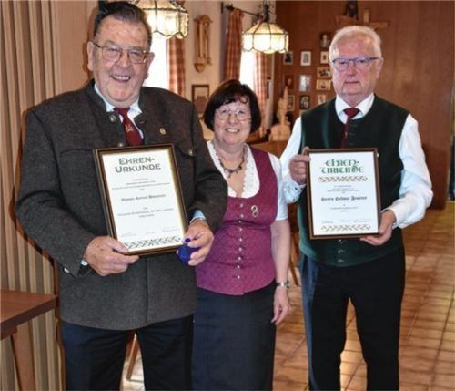 Ausgezeichnet für langjähriges Engagement: (von links) Bezirksvorsitzender Anton Brenner, die Bezirkshauptkassierin Anna Feuerer und der Zweite Bezirksvorsitzende Helmut Feuerer. Foto re