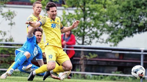 Bad Endorfs Hoffnung war umsonst: Christian Heinl trifft hier mit voller Wucht zum 2:3-Anschluss gegen den Meister SV Dornach, muss aber dennoch mit dem Kurort-Ensemble in die Abstiegsrelegation.Foto Christian Mühlhofer