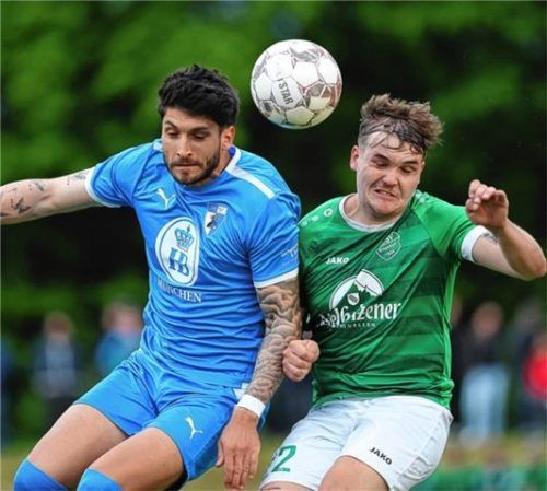 Bad Endorfs Lucas Knauer gegen Siegsdorfs Fabian Furch (rechts): Einer bleibt in der Bezirksliga, einer muss in die Kreisliga absteigen.Foto Hans Weitz
