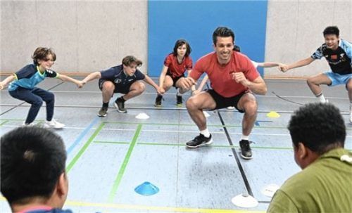 Badminton-Trainer Oliver Roth bringt jungen Leuten seinen Sport näher. Foto Ammelburger