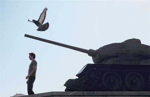 Begegnungen, die man nicht vergisst: Stephan Orth (vor dem Panzerdenkmal in Charkiw, gr. F.) mit Lidija in Lyman. Sie hat ihre Wohnung verloren, lebt seither im eigenen Keller (r.).