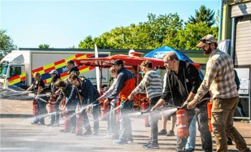 Bei allem Ernst, kam auch der Spaß beim richtigen Umgang mit dem Feuerlöscher nicht zu kurz. Fotos stache