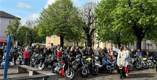 Bei bestem Wetter wurden die Motorräder von Pater Aondo gesegnet. Foto re