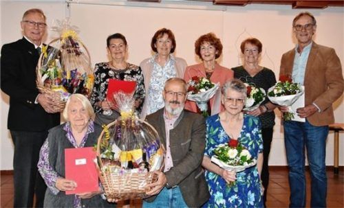 Bei den Ehrungen: (vorne, von links) Ruth Knietzsch, Kolbermoors Bürgermeister Peter Kloo und Waltraud Willer mit (hinten, von links) Theo Auer, Helga Bartel, Bürgermeisterin Gabriele Leicht, Margit Beck, Hermine Nischbach und Andreas Lakowski.Foto Schlecker
