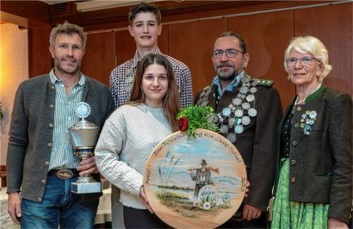 Bei der Ehrung der besten Schützen: (von links) Josef Schuster junior, Tobias Sturainer, Marina Machacek, Paul Anner sowie Zweite Schützenmeisterin Christa Schuster.Foto  Aicher