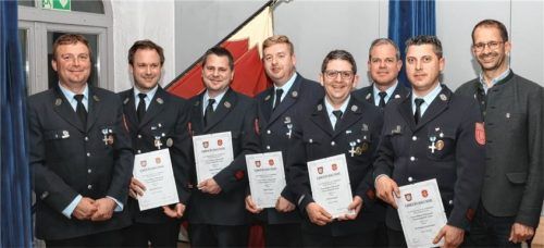 Bei der Ehrung: (von links) Vorsitzender Christian Egger, Benedikt Egner, Simon Adlmaier, Stefan Egger, Florian Egger, Kommandant Peter Höhensteiger, Korbinian Garnreiter und der Rosenheimer Oberbürgermeister Andreas März.Foto Feuerwehr Westerndorf St. Peter