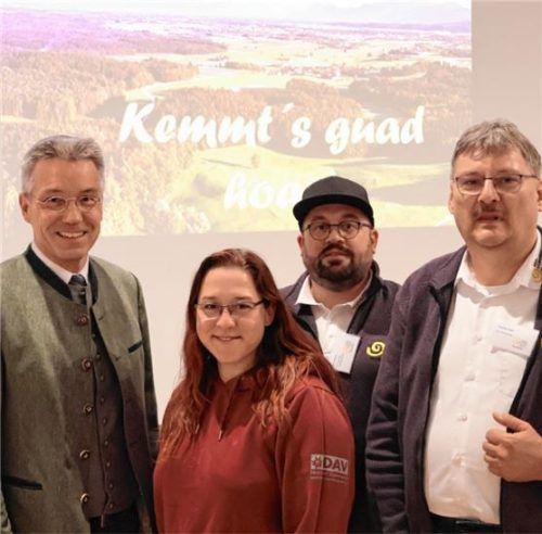 Bei der Frühjahrsvollversammlung des KJR: (von links) Landrat Otto Lederer mit den neu gewählten Vorständen Franziska Hagenbauer (JDAV), Georg Machl (Zweiter Vorsitzender) und Thomas Unger (Vorsitzender).Foto KJR