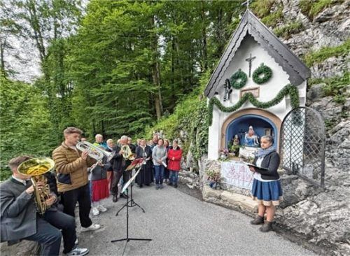 Bei der Maiandacht an der Kettenkapelle wurde der neue Sinnstifterweg feierlich eröffnet. Foto H. Reiter