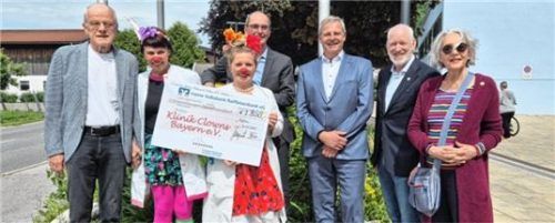 Bei der Spendenübergabe: (von links) Dr. Ulrich Feldmann, Vorsitzender der Stiftung Hilfswerk Aschau, die Klinikclowns „Dr. Ottilie Genusswurzel“ und „Liesel Radiesel“, Peter Wichelmann, Geschäftsführer des Behandlungszentrums, Stiftungsbeauftragter der meine Volksbank Raiffeisenbank eG, Martin Klampfleitner, Zweiter Bürgermeister Michael Andrelang und Andrea Andrade von den Klinikclowns Bayern.Foto Klinikclowns