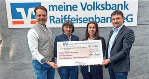 Bei der Übergabe: (von links) Johann Hell von der VR-Bank, Kindergartenleiterin Brigitte Fuchs, Daniela Zarnetta, Vorsitzende des Fördervereins, und Jens Köhler, VR-Bank-Direktor Region Rosenheim.Foto re