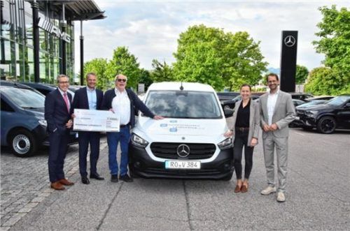 Bei der Übergabe: (von links) Sozialdezernent Christian Salberg, Sparkassenchef Karl Göpfert, Peter Kaiser, Susanne Meisinger von der AVG Raubling und Oberbürgermeister Andreas März.Foto Schlecker