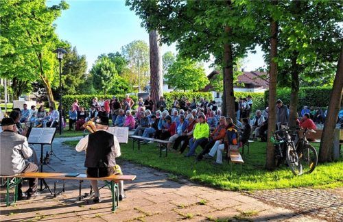 Bei herrlichem Wetter fanden sich die Besucher zur Auftaktveranstaltung der Reihe „Kultur im Korbinianspark“ ein. Foto Mittermüller