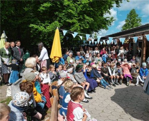 Bei strahlendem Sonnenschein feierten Kinder mit ihren Familien und Erzieherinnen das Jubiläum. Fotos merk