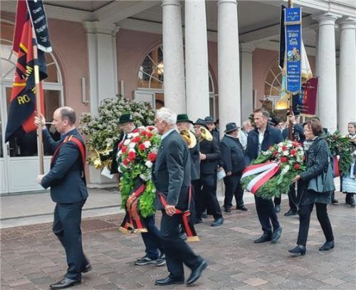 Beim Ausmarsch zum Heimatkreuz. Foto Auer