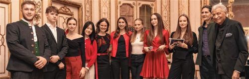 Beim Benefizkonzert zugunsten des Ambulanten Kinderhospiz München strahlten Abdullah Ibrahim (rechts) mit seiner Partnerin Dr. Marina Umari, Projektkursleiterin und Musiklehrerin Christina Rothmayer (Vierte von links) sowie den Teilnehmer des Projektkurses Musik vom Schloss-Gymnasium Neubeuern um die Wette.Foto Matias Kovacic