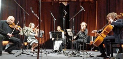Beim Eröffnungskonzert des 22. Chiemgauer Musikfrühlings im Kulturforum Klosterkirche spielten (von links) Boris Brovtsyn, Alexandra Conunova, Natasha Tchich, Razvan Popovici und Justus Grimm.Foto giesen