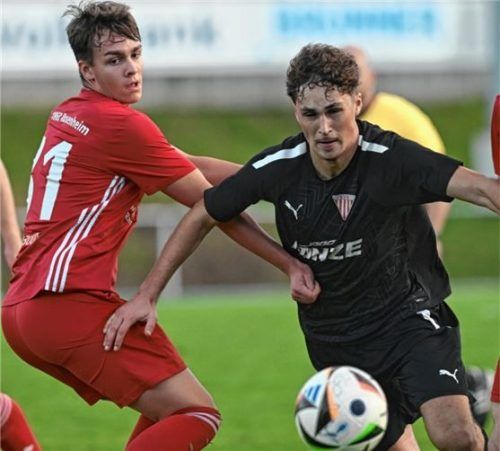 Beim Landkreis-Derby zwischen 1860 Rosenheim und Bruckmühl waren Tizian Rudolph (links) und Vinzenz Egger noch Kontrahenten. Künftig spielen beide für den TSV Wasserburg. Foto Hans-Jürgen Ziegler