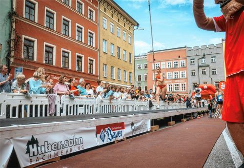 Beim Wasserburger Altstadtspringen dürfen sich die Zuschauer auf Topsprünge gefasst machen und erleben, wie komplex und schwierig der Stabhochsprung doch ist. Fotos christian heim