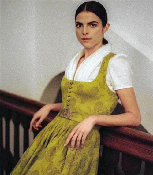 Besondere Kombination: limettengrünes Dirndl mit romantischem Blumenmuster. Foto Gottseidank