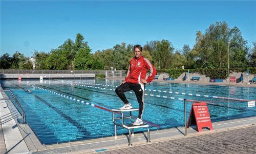 Bleibt das Kolbermoorer Freibad leer? Bademeister Charlie Meier spricht über die neuen Öffnungszeiten und warum er sich wünscht, dass Schulabsolventen sein Team verstärken. Foto Johannes Thomae