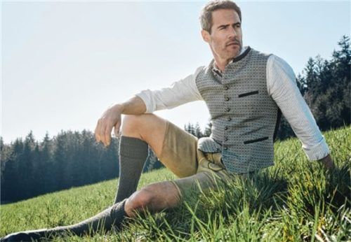 Bleibt modischer Favorit: die kurze Lederhose in Naturfarben. Foto lodenfrey