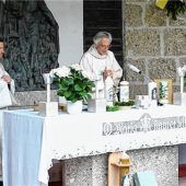2300 wetterfeste Trachtler wallfahren bei Regen nach Maria Eck
