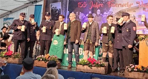 Bürgermeister Johannes Zistl ließ sich als Schirmherr den Bieranstich mit der Vorstandschaft der Feuerwehr und Vertretern der Brauerei nicht nehmen. Fotos re